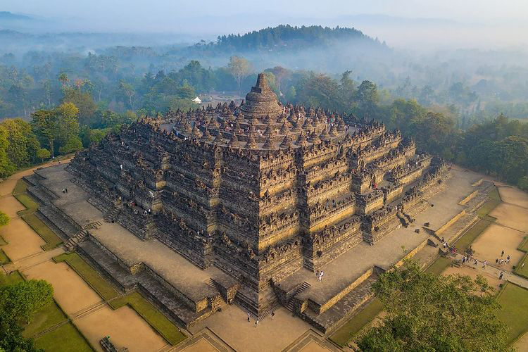 Explore the heart of Indonesia with a trip to Java. Discover ancient temples, bustling cities, stunning natural beauty, and rich cultural traditions on this vibrant island. Start planning your Java adventure today.
Borobudur Temple
Prambanan Temple
Kraton Yogyakarta
Batik Workshop
Malioboro Street
Jogja tourism
Javanese culture
Yogyakarta tour package
Yogyakarta travel guide
Yogyakarta itinerary